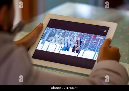 Dans cette photo non localisée, un spectateur regarde le film perdu en Russie, un film de comédie chinoise 2020 qui a été publié sur TikTok, Toutiao, Xigua pour dur gratuit Banque D'Images