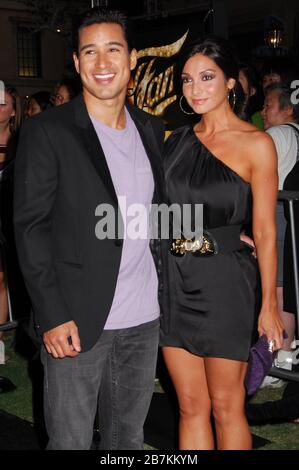 Mario Lopez et Courtney Mazza à la première renommée de Los Angeles tenue au Pacific Theatre au Grove à Los Angeles, Californie. L'événement a eu lieu le mercredi 23 septembre 2009. Photo par: SBM / PictureLux - référence de fichier # 33984-704SBMPLX Banque D'Images