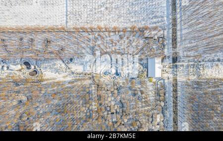 Vue aérienne de la zone humide près du lac de Hongze recouverte de neige, formant un remarquable labyrinthe composé de diverses figures géométriques, le comté de Sihong, le ciel suqien Banque D'Images