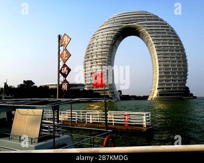 --FILE--Sheraton Huzhou Hot Spring Resort, un hôtel et un complexe de luxe qui se gagnent des surnoms comme 'Horseshoe Hotel' et 'Doughnut Hotel' en raison de Banque D'Images