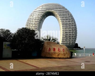 --FILE--Sheraton Huzhou Hot Spring Resort, un hôtel et un complexe de luxe qui se gagnent des surnoms comme 'Horseshoe Hotel' et 'Doughnut Hotel' en raison de Banque D'Images