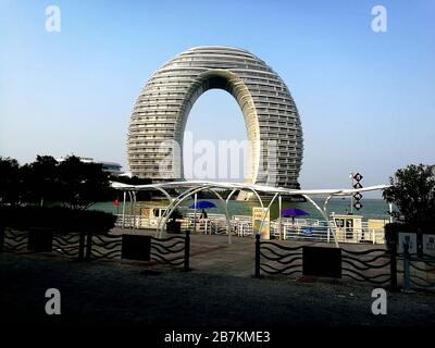 --FILE--Sheraton Huzhou Hot Spring Resort, un hôtel et un complexe de luxe qui se gagnent des surnoms comme 'Horseshoe Hotel' et 'Doughnut Hotel' en raison de Banque D'Images