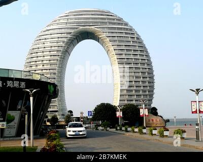 --FILE--Sheraton Huzhou Hot Spring Resort, un hôtel et un complexe de luxe qui se gagnent des surnoms comme 'Horseshoe Hotel' et 'Doughnut Hotel' en raison de Banque D'Images