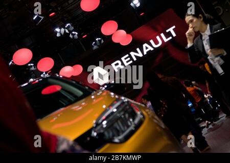 Sur cette photo non revêtue et non revêtue, un groupe de clients observent et expérimentent des véhicules du Groupe Renault, une multinationale française de fabrication automobile Banque D'Images