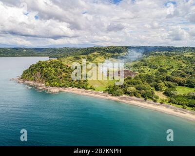 Tir aérien de petit feu sur la côte tropicale par Playa Arenillas au Costa Rica dans la péninsule de la côte de Papagayo à guanacaste. Banque D'Images