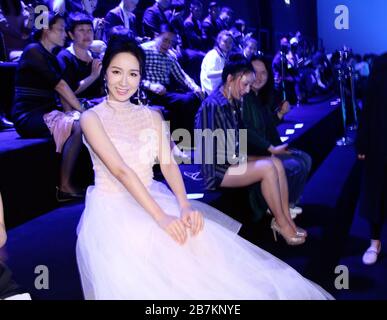 --FILE--actrice et chanteuse chinoises Lou Yixiao, également connue sous le nom de Loura Lou, célèbre pour avoir joué Hu Yifei dans la série télévisée sitcom iPartment, s Banque D'Images