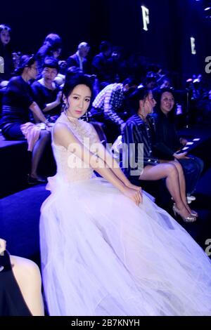 --FILE--actrice et chanteuse chinoises Lou Yixiao, également connue sous le nom de Loura Lou, célèbre pour avoir joué Hu Yifei dans la série télévisée sitcom iPartment, s Banque D'Images