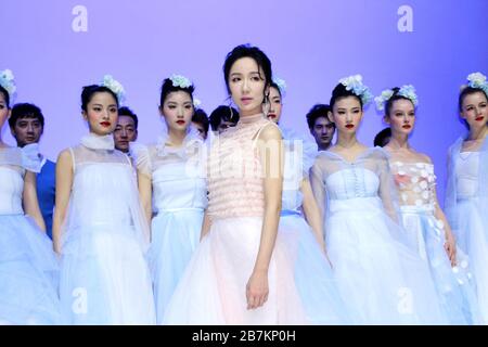 --FILE--actrice et chanteuse chinoises Lou Yixiao, également connue sous le nom de Loura Lou, célèbre pour avoir joué Hu Yifei dans la série télévisée sitcom iPartiment, m Banque D'Images