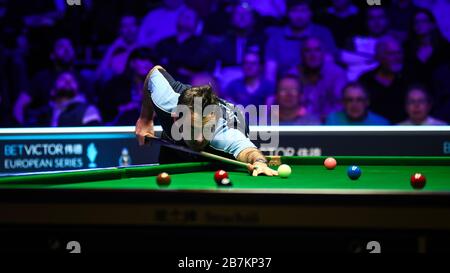 Ronald Antonio O'Sullivan, d'Angleterre, joue un coup de feu à Alan McManus, d'Écosse, lors du deuxième tour de 2020 Snooker Shoot Out à Watford, le United Kin Banque D'Images