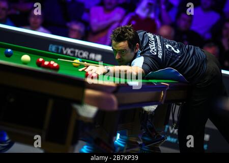 Ronald Antonio O'Sullivan, d'Angleterre, joue un coup de feu à Alan McManus, d'Écosse, lors du deuxième tour de 2020 Snooker Shoot Out à Watford, le United Kin Banque D'Images