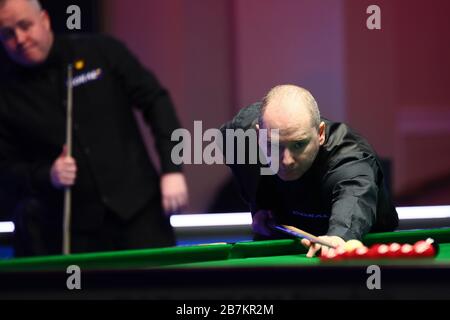 Graeme Dott, de l'Ecosse, joue un tir à John Higgins, de l'Ecosse, lors du premier tour du championnat des joueurs de 2020 à Southport, au Royaume-Uni, 25 Banque D'Images