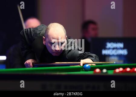 Graeme Dott, de l'Ecosse, joue un tir à John Higgins, de l'Ecosse, lors du premier tour du championnat des joueurs de 2020 à Southport, au Royaume-Uni, 25 Banque D'Images