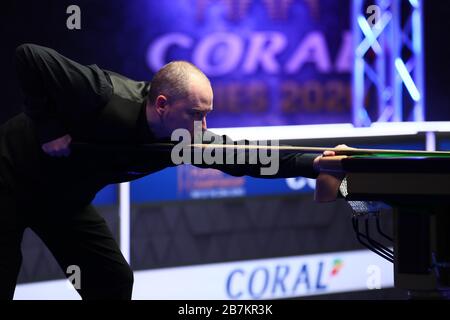 Graeme Dott, de l'Ecosse, joue un tir à John Higgins, de l'Ecosse, lors du premier tour du championnat des joueurs de 2020 à Southport, au Royaume-Uni, 25 Banque D'Images