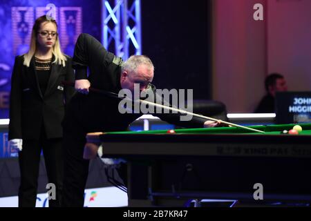 John Higgins, d'Écosse, joue un tir à Graeme Dott, d'Écosse, lors du premier tour du championnat des joueurs de 2020 à Southport, au Royaume-Uni, 25 Banque D'Images