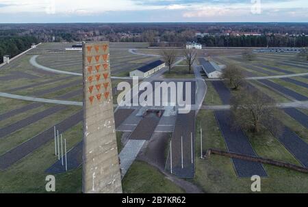 Oranienburg, Allemagne. 04 mars 2020. L'obélisque et les contours de l'ancienne caserne de camp sur le terrain du site commémoratif de Sachsenhausen (photo aérienne prise avec un drone). L'obélisque d'environ 40 mètres de haut était le mémorial central et le monument historique du Mémorial national Sachsenhausen de l'ancien RDA, qui a été ouvert en 1961. Les casernes d'hébergement ont été construites en quatre rangées autour de la zone d'appel de rouleau semi-circulaire. Le camp de concentration de Sachsenhausen a été construit par des prisonniers à l'été 1936. Crédit: Patrick Pleul/dpa-Zentralbild/ZB/dpa/Alay Live News Banque D'Images