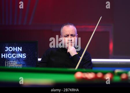 John Higgins, d'Écosse, considère un tir à Judd Trump, d'Angleterre, lors du quart de finale du championnat des joueurs de 2020 à Southport, au Royaume-Uni, Banque D'Images