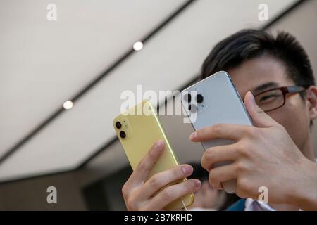 Dans cette photo non localisée, les clients se lancent dans un Apple Store et font l'expérience de la nouvelle série iPhone 11, 27 septembre 2019. *** Légende locale ** Banque D'Images