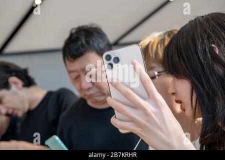 Dans cette photo non localisée, les clients se lancent dans un Apple Store et font l'expérience de la nouvelle série iPhone 11, 27 septembre 2019. *** Légende locale ** Banque D'Images