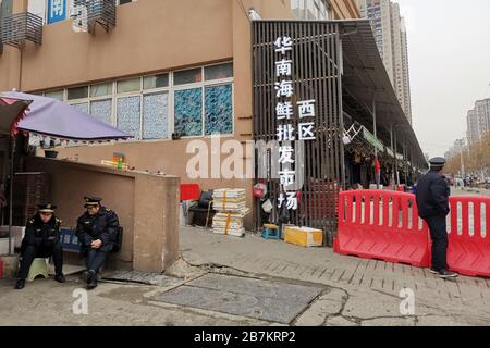 Vue sur le marché fermé des fruits de mer de Wuhan Huanan à Hankou, ville de Wuhan, province de Hubei en Chine centrale, 1er janvier 2020.