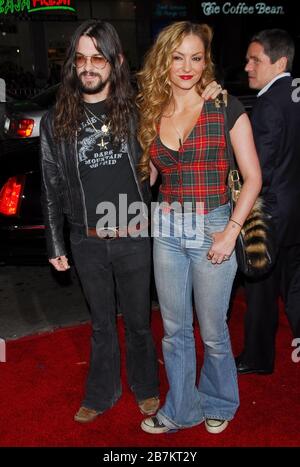 Shooter Jennings et Drea de Matteo à la première mondiale de 'Jackass Number Two' tenue au théâtre chinois de Grauman Mann à Hollywood, CA. L'événement a eu lieu le jeudi 21 septembre 2006. Photo par: SBM / PictureLux - référence de fichier # 33984-6672SBMPLX Banque D'Images