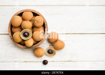 Dimocarpus longan fruits exotiques sur fond de bol en bois / Fruits frais Longan tropicaux en Thaïlande Banque D'Images