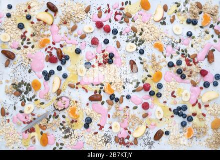 Des ingrédients du petit-déjeuner muesli sur fond blanc Banque D'Images