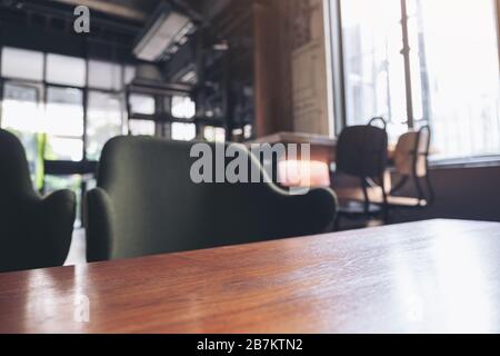 Table et chaises en bois dans le café Banque D'Images