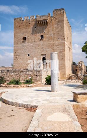 Vue sur les ruines du château de Kolossi avec la tour de donjon et le pilier en pierre à l'entrée du bailey. Kolossi. District de Limassol. Chypre Banque D'Images