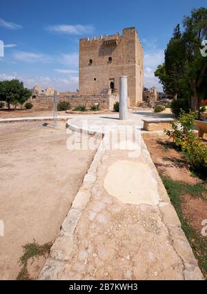 Vue sur les ruines du château de Kolossi avec la tour de donjon et le pilier en pierre à l'entrée du bailey. Kolossi. District de Limassol. Chypre Banque D'Images