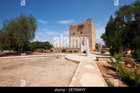 Vue sur les ruines du château de Kolossi avec la tour de donjon et le pilier en pierre à l'entrée du bailey. Kolossi. District de Limassol. Chypre Banque D'Images