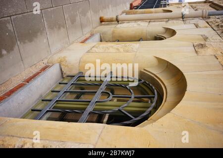 Plan vertical de petites arches sur le bâtiment avec la ceinture fenêtres Banque D'Images