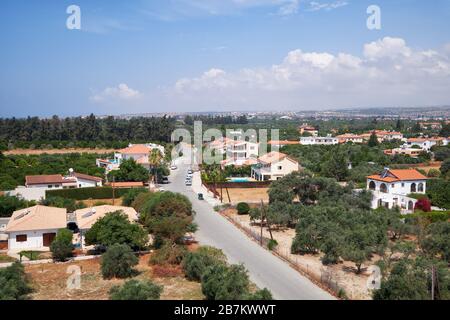 Les maisons résidentielles sur la rue Saint Efstathios comme vu du haut de la tour de donjon du château de Kolossi. Village de Kolossi. District de Limassol. Chypre Banque D'Images