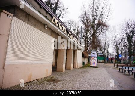 POZNAN, POLOGNE - 6 mars 2020: Entrée du vieux parc zoologique dans le centre ville par jour nuageux. Banque D'Images