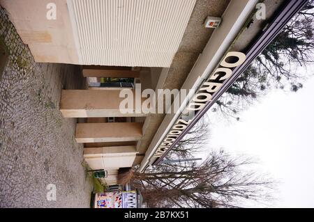 POZNAN, POLOGNE - 6 mars 2020: Entrée du vieux parc zoologique dans le centre ville par jour nuageux. Banque D'Images