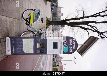 POZNAN, POLOGNE - 6 mars 2020: Un vélo de location Nexbike à bord d'une machine sur un trottoir dans le centre-ville. Banque D'Images