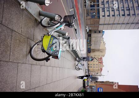 POZNAN, POLOGNE - 6 mars 2020: Deux vélos Nexbike en location sur un trottoir humide dans le centre-ville. Banque D'Images