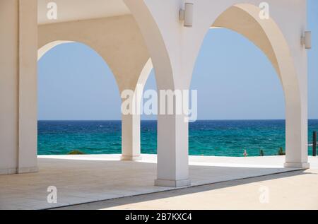 Vue sur les arches blanches de la nouvelle église Saint-Thekla (Agia Thekla) avec la mer sur le fond. Ayia Napa. Chypre Banque D'Images