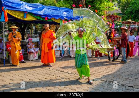 Chiang Mai, Thaïlande - 5 avril 2018. Poy Sang long, une cérémonie annuelle d'ordination de Shan. Fille exécutant la danse de paon à l'ouverture du festival. Banque D'Images