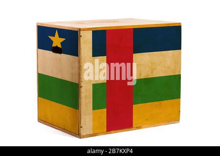 Une boîte en bois pour l'expédition fiable de divers biens et marchandises avec le drapeau national de la République centrafricaine sur un fond blanc isolé. Le Banque D'Images