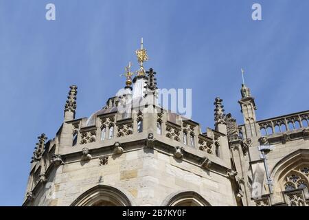 Windsor, Royaume-Uni - 14 mai 2019 : sur le toit de la chapelle Saint-Georges, les bêtes de la Reine présentées au sommet des pinnacles, montrant les partisans royaux de l'Angleterre Banque D'Images