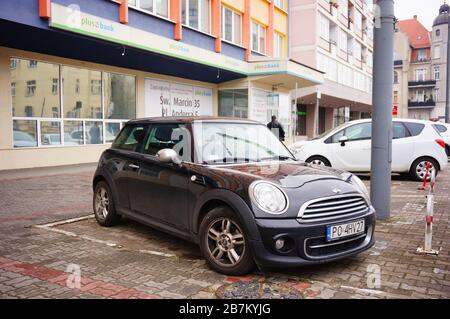 POZNAN, POLOGNE - 6 mars 2020: A garé une petite voiture brillante Mini Cooper sur une place de stationnement dans le centre-ville. Banque D'Images