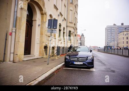 POZNAN, POLOGNE - 6 mars 2020 : stationnement d'une voiture Mercedes Benz neuve et chère sur un parking du centre-ville. Banque D'Images