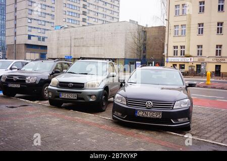 POZNAN, POLOGNE - 6 mars 2020: Rangée de voitures garées dont Volkswagen dans le centre-ville. Banque D'Images