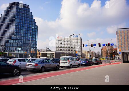 POZNAN, POLOGNE - 6 mars 2020: De nombreuses voitures attendent devant les feux rouges pendant les heures de pointe dans le centre-ville. Banque D'Images