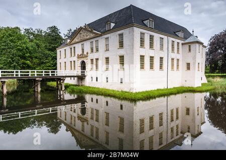 Château amarré de Norderburg avec réflexion dans fossé d'eau, Dornum, Frise orientale, Basse-Saxe, Allemagne Banque D'Images