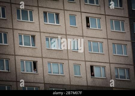 Distanciation sociale dans un bloc d'appartements à Erfurt, Thuringe, Allemagne.