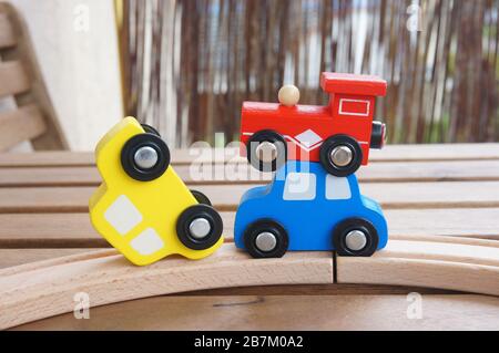 Différentes voitures jouets en bois sur des pistes en bois Banque D'Images