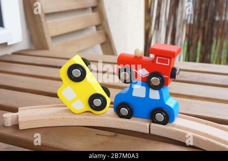 Différentes voitures jouets en bois sur des pistes en bois Banque D'Images