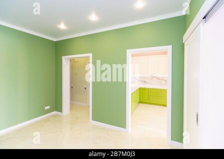 Une chambre dans un nouveau bâtiment avec une rénovation fraîche. Les murs sont verts et roses, les sols sont "sous le marbre". Banque D'Images