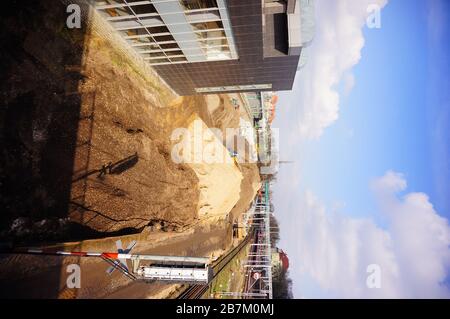 POZNAN, POLOGNE - 6 mars 2020: Zone de construction avec du sable à côté du bâtiment souterrain de Kaponiera dans le centre-ville. Banque D'Images